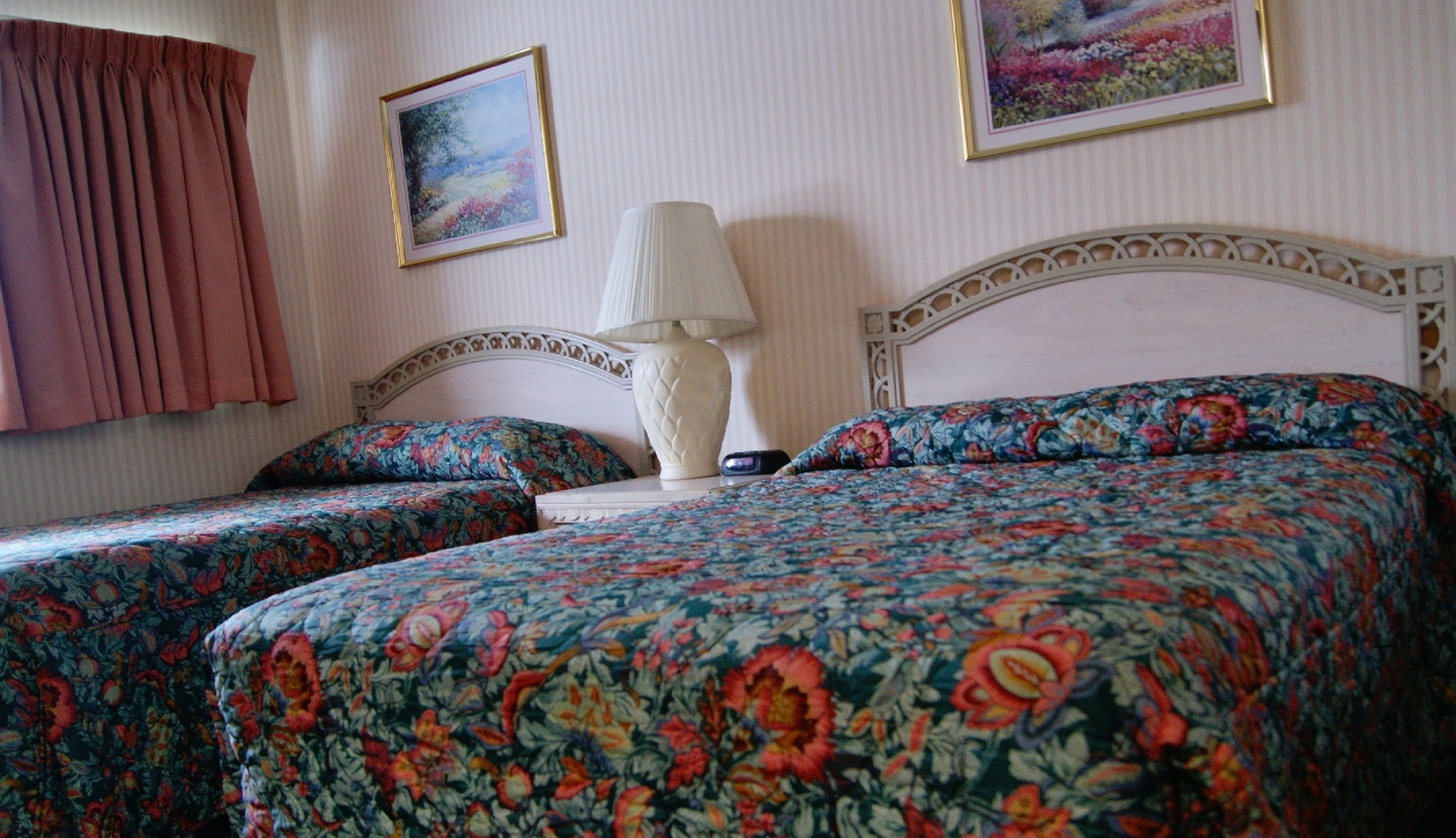 Pillowtop beds, desk, free WiFi, bed sheets