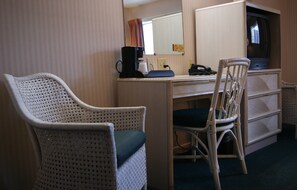 Pillow-top beds, desk, free WiFi, bed sheets - Meadow Court Inn (Ithaca)