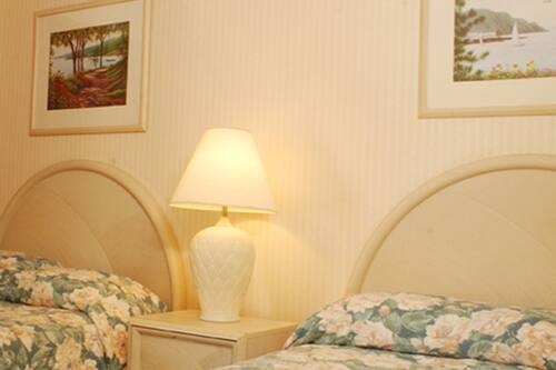 Pillowtop beds, desk, free WiFi, bed sheets