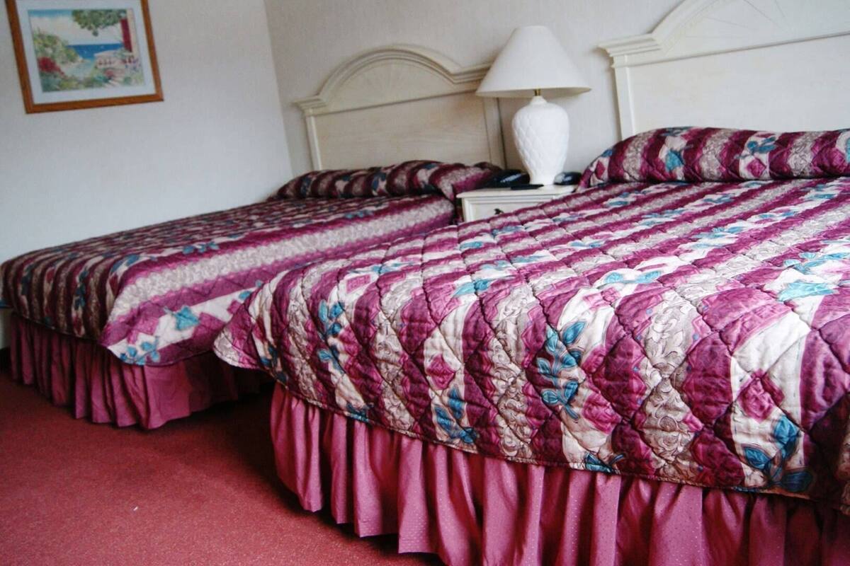 Pillowtop-Betten, Schreibtisch, kostenloses WLAN, Bettwäsche