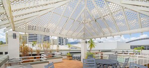 Outdoor pool - Il Centro Apartment Hotel (Cairns)