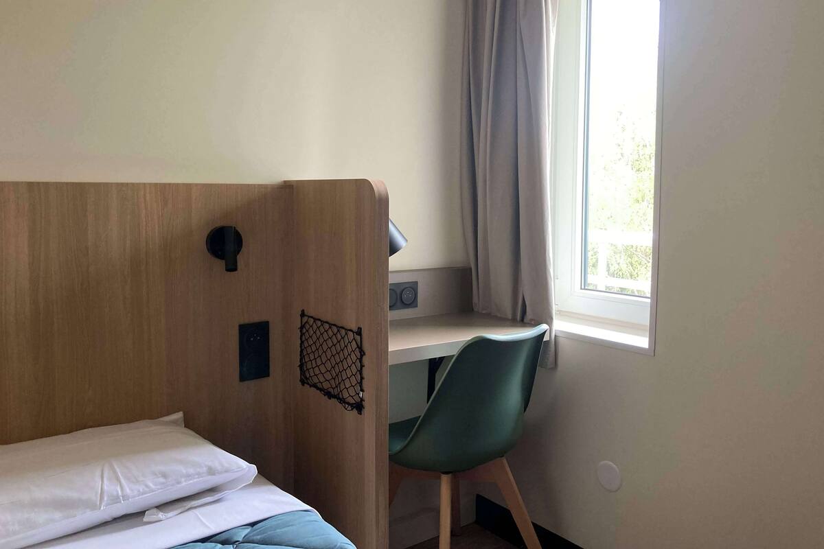 1 bedroom, premium bedding, desk, WiFi (free)