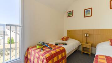 3 habitaciones, tabla de planchar con plancha, cunas y wifi