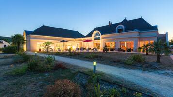 Fachada de la propiedad por la tarde o noche