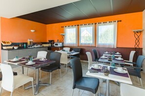 Petit déjeuner buffet (9 EUR par personne)