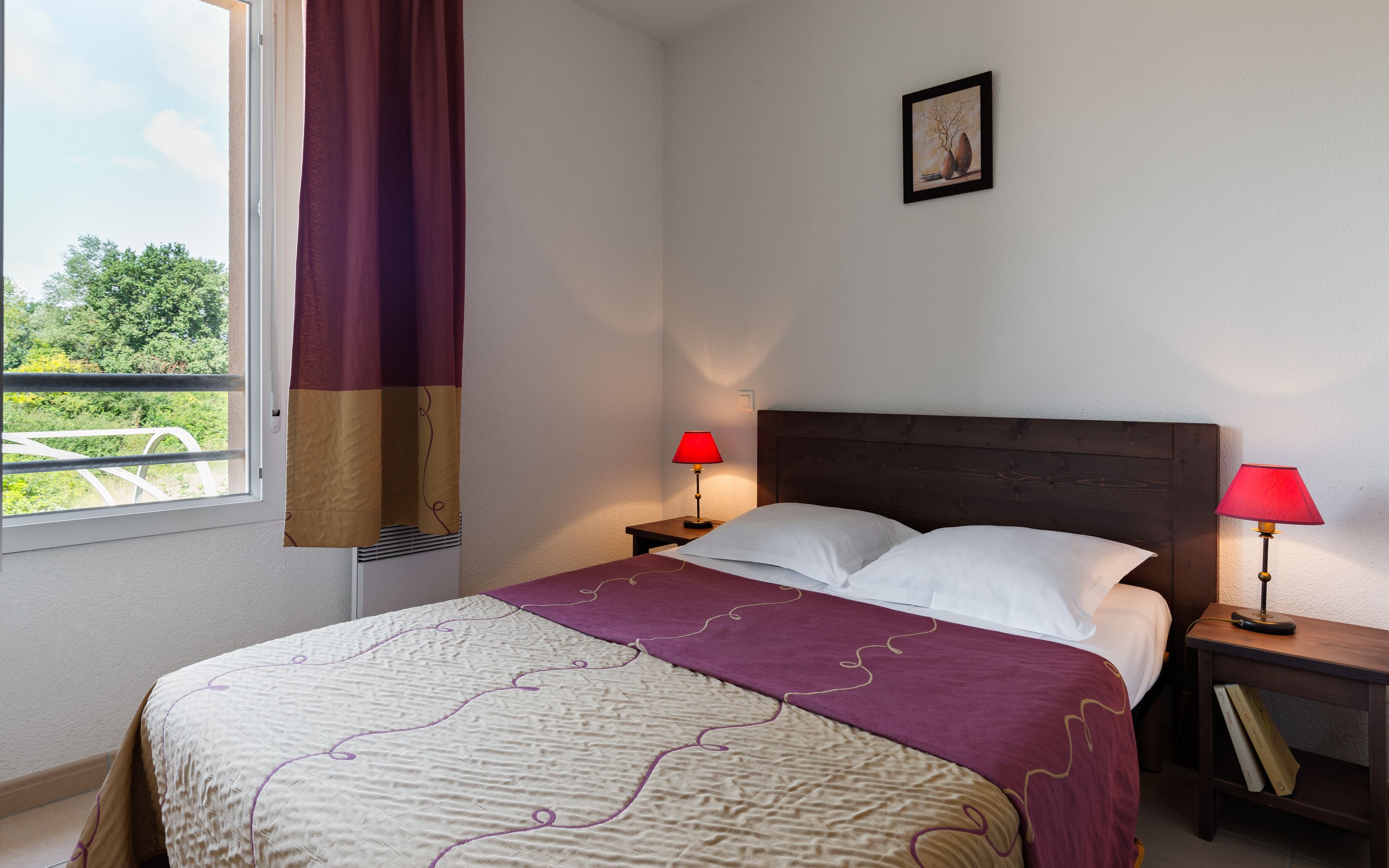 Iron/ironing board, cots/infant beds