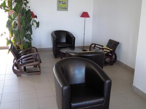 Una televisión, una mesa de tenis de mesa, libros