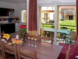 Fridge, microwave, stovetop, dishwasher - Résidence Lagrange Vacances Le Clos des Vignes (Bergerac)