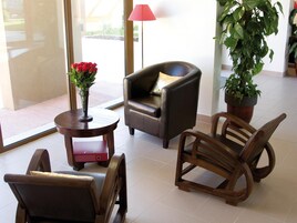 Télévision, table de tennis de table, livres