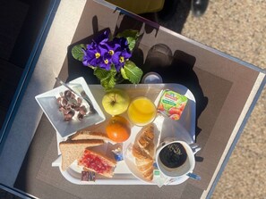 Daily cooked-to-order breakfast (EUR 9.5 per person)
