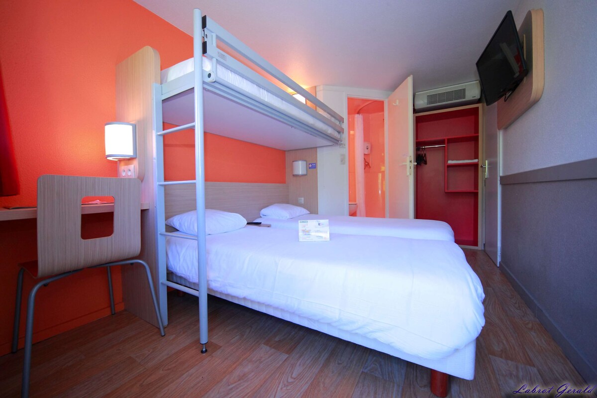 Premium bedding, desk, blackout drapes, soundproofing