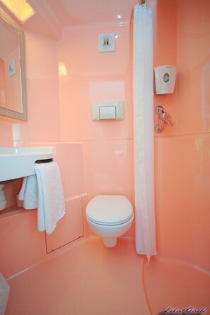 Shower, eco-friendly toiletries, towels