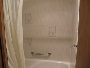 Combined shower/tub, towels