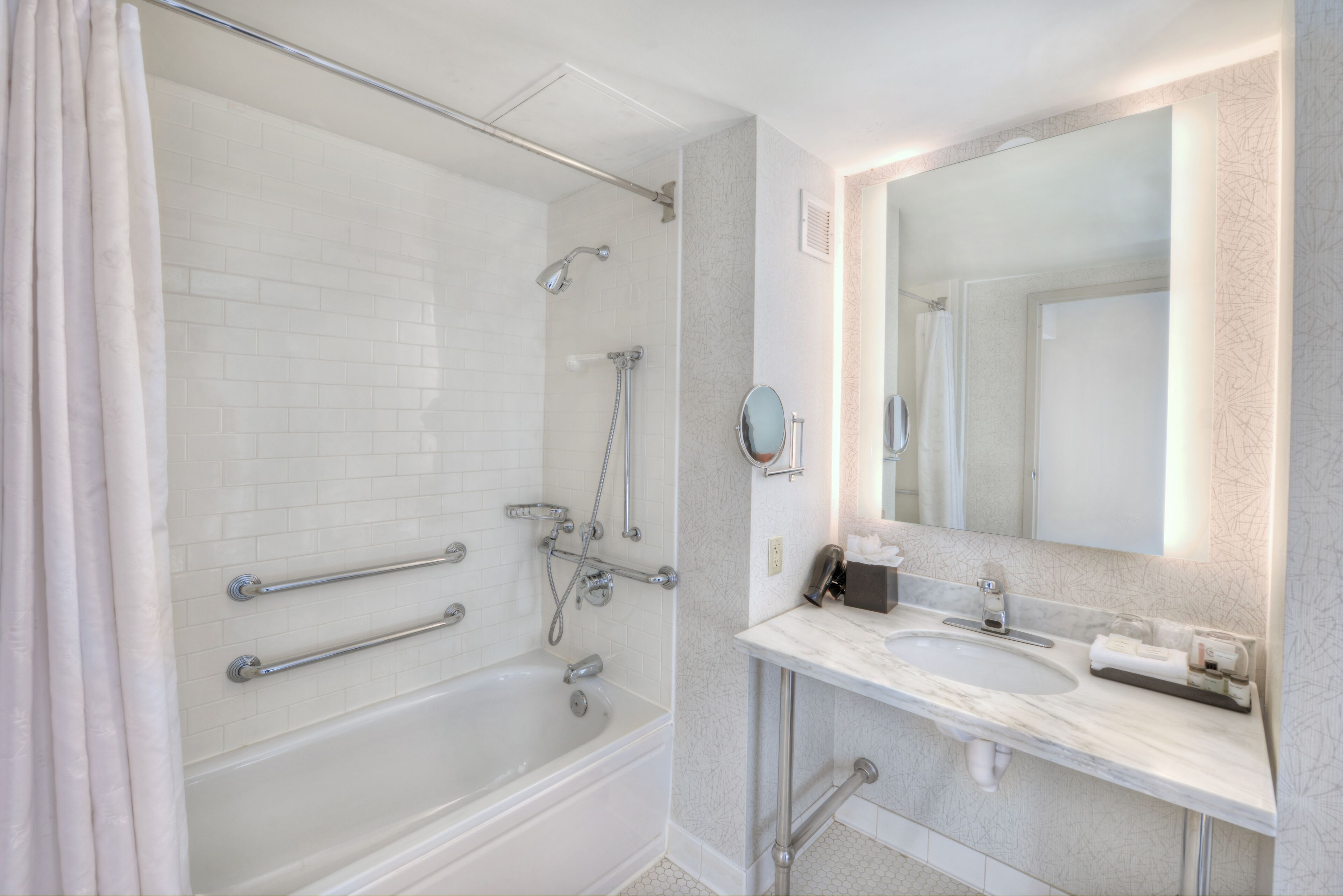 premium bedding, pillow-top beds, in-room safe, desk