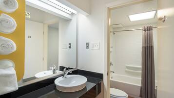 Kombinasi shower/bathtub dan handuk