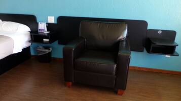 Kamar Standar, 1 Tempat Tidur King, Bebas Asap Rokok | Area keluarga | TV layar datar