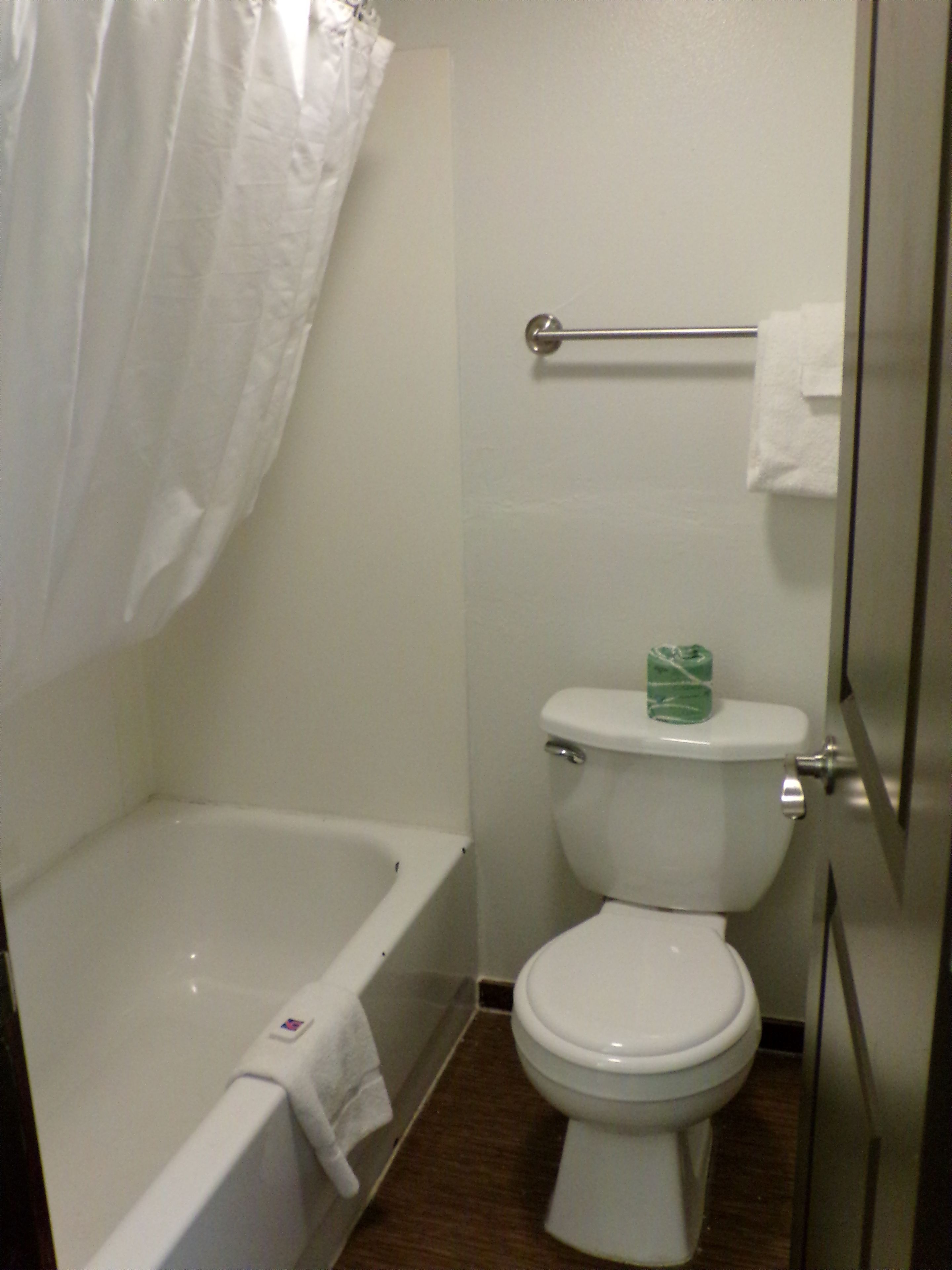 Combined shower/tub, towels