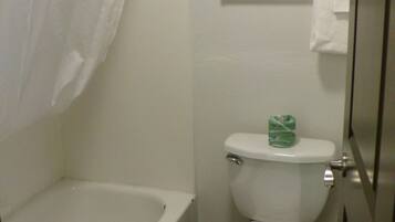 Combined shower/tub, towels