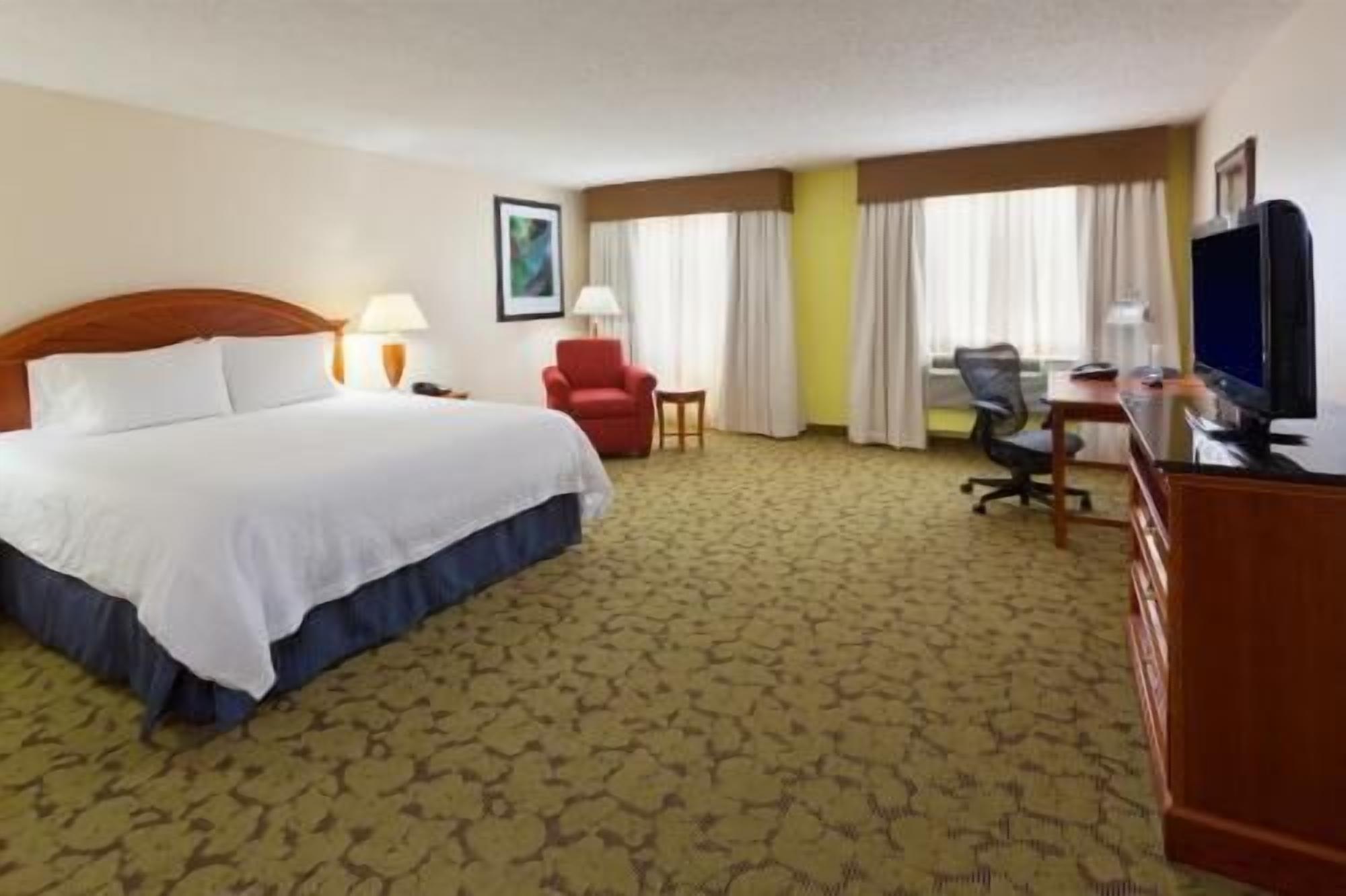 Premium bedding, in-room safe, iron/ironing board