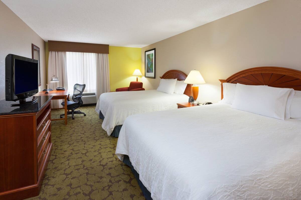 Premium bedding, in-room safe, iron/ironing board