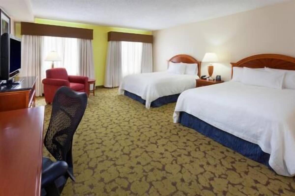 Premium bedding, in-room safe, iron/ironing board