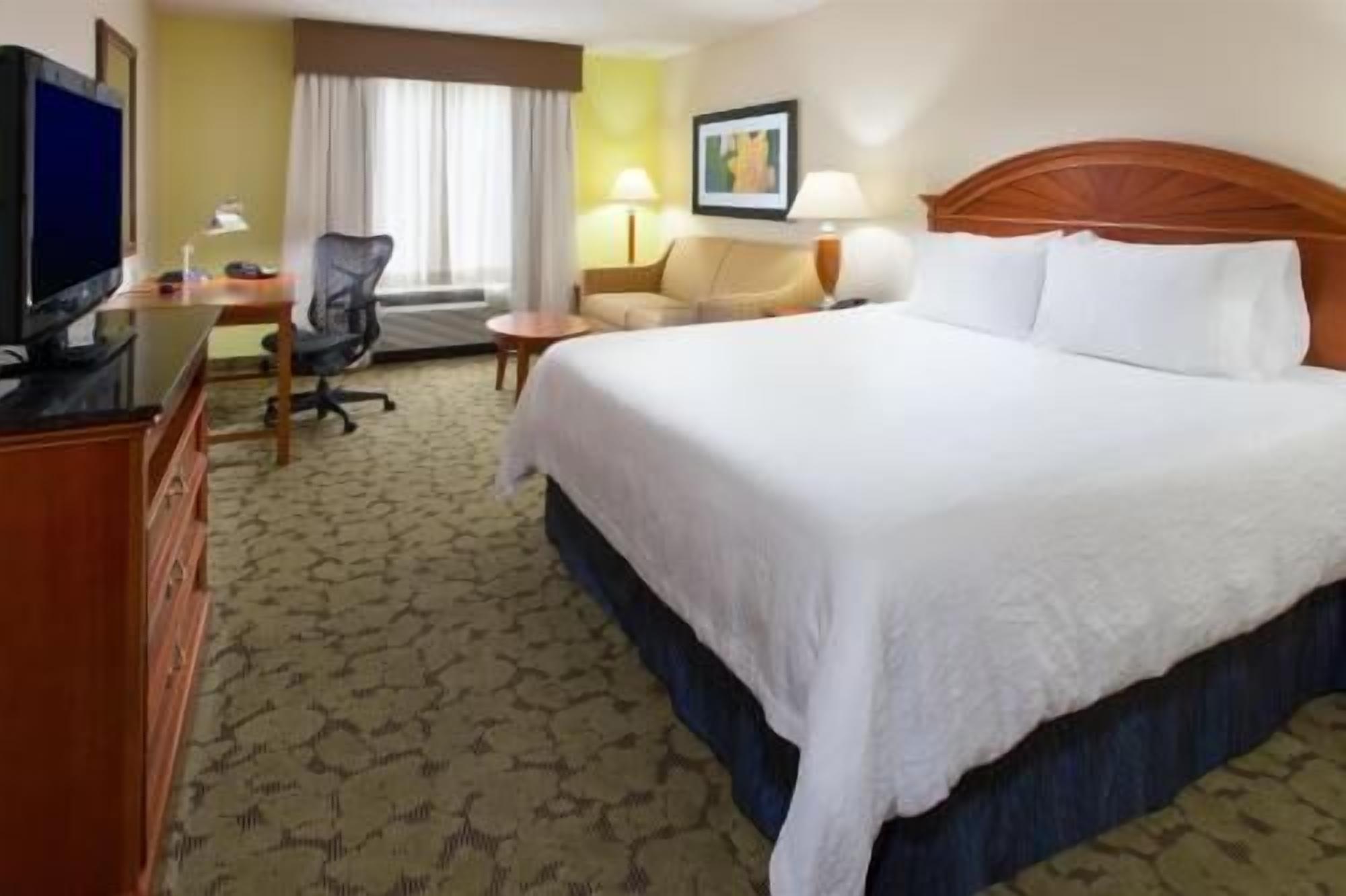 Premium bedding, in-room safe, iron/ironing board