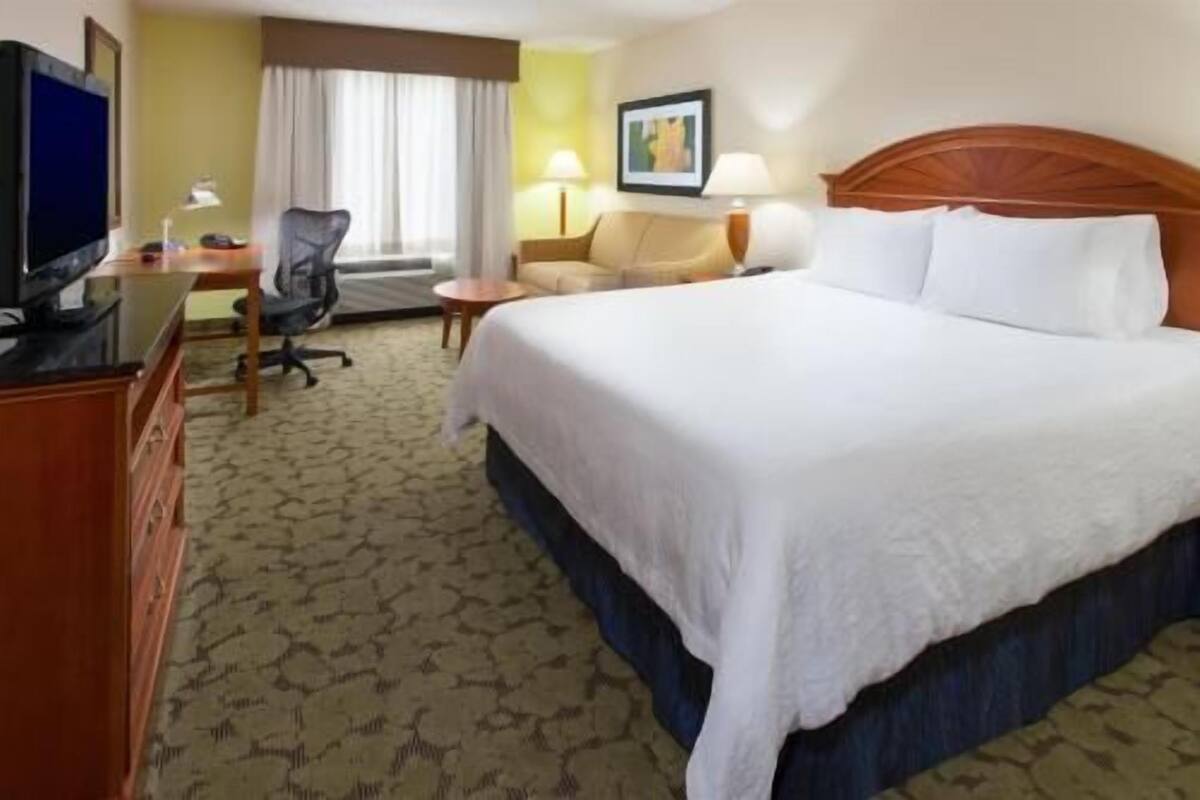 Premium bedding, in-room safe, iron/ironing board