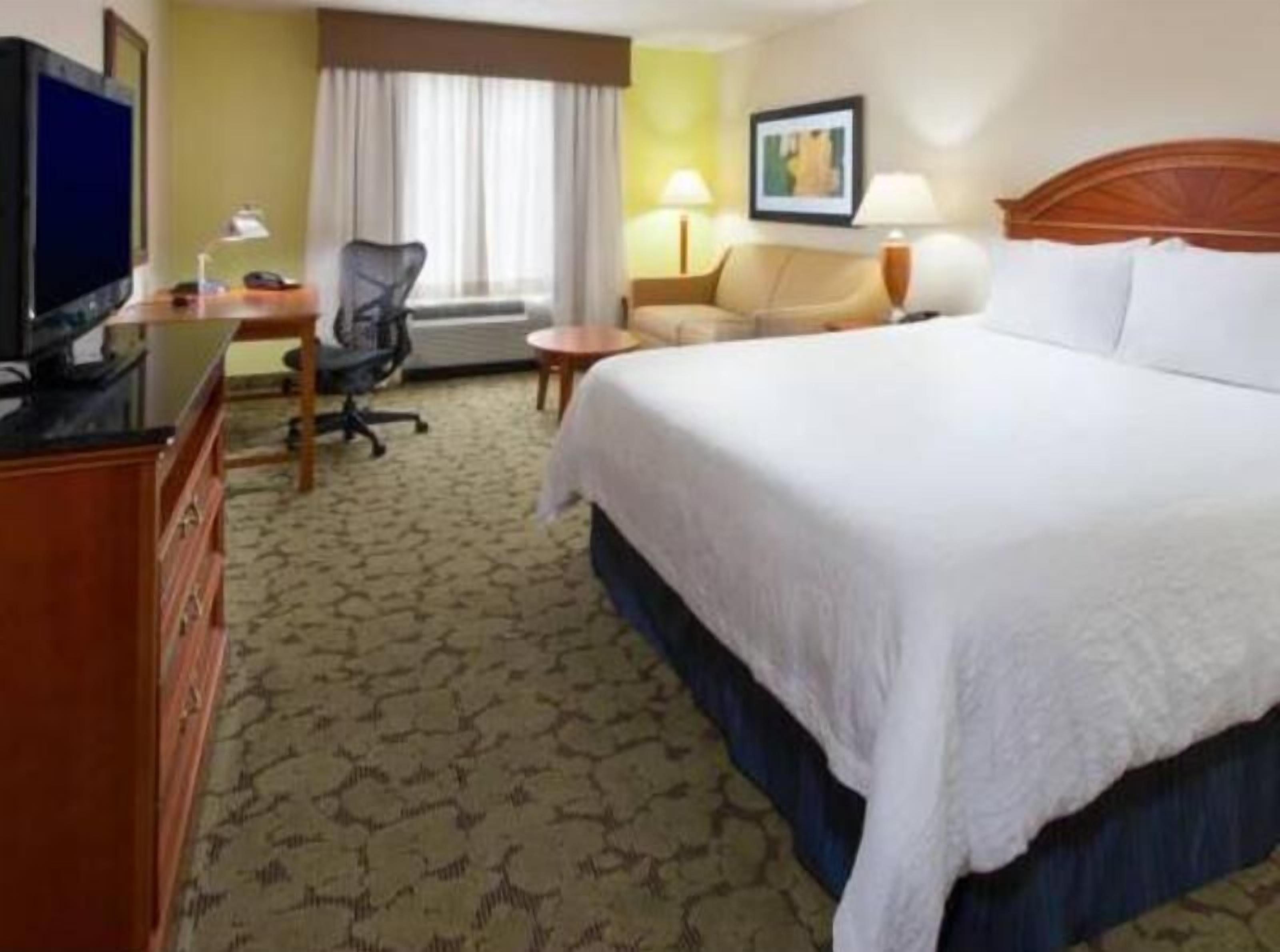 Premium bedding, in-room safe, iron/ironing board