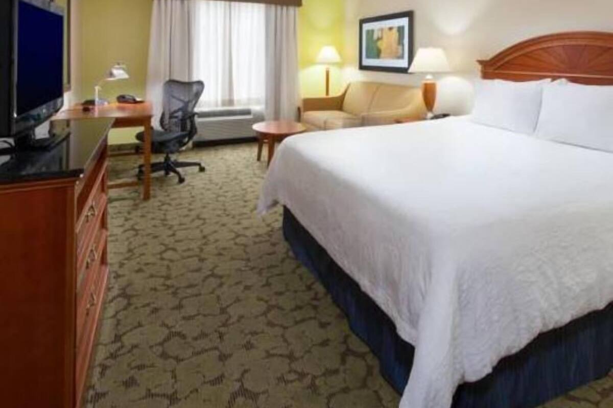 Premium bedding, in-room safe, iron/ironing board
