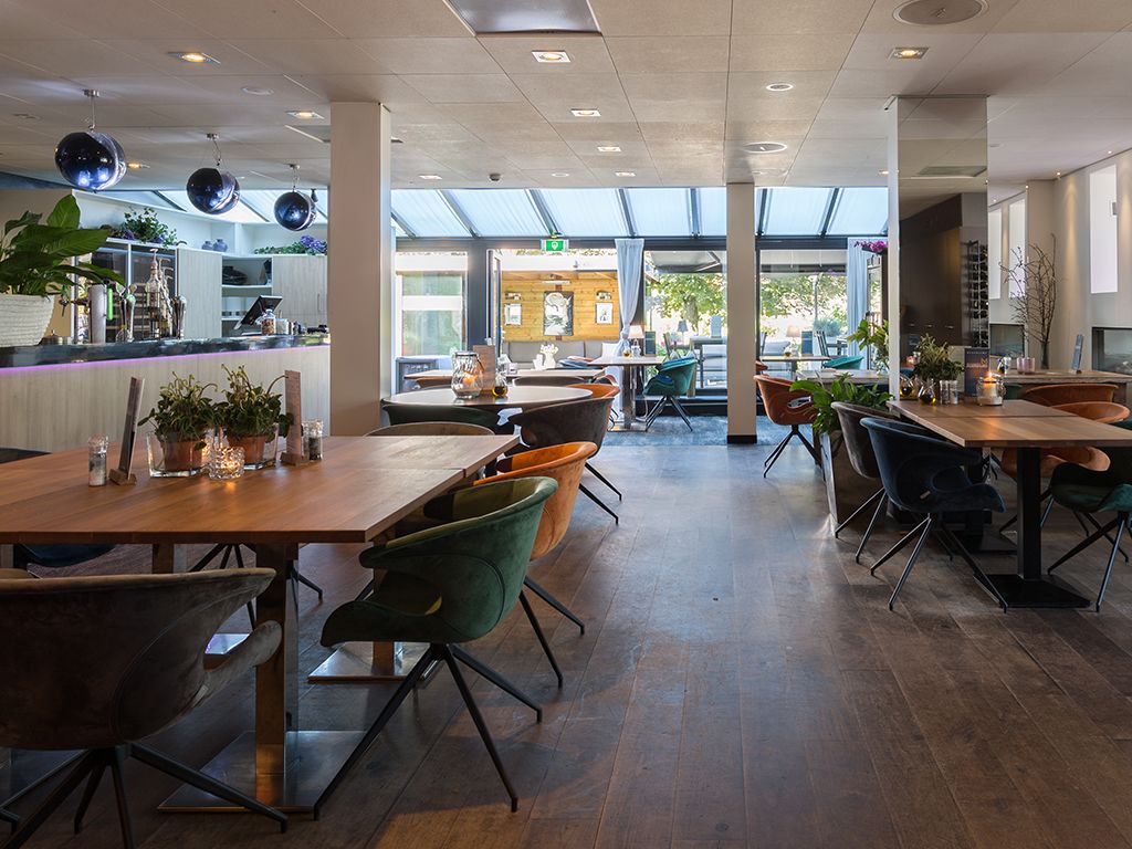 breakfast, lunch, dinner served; international cuisine