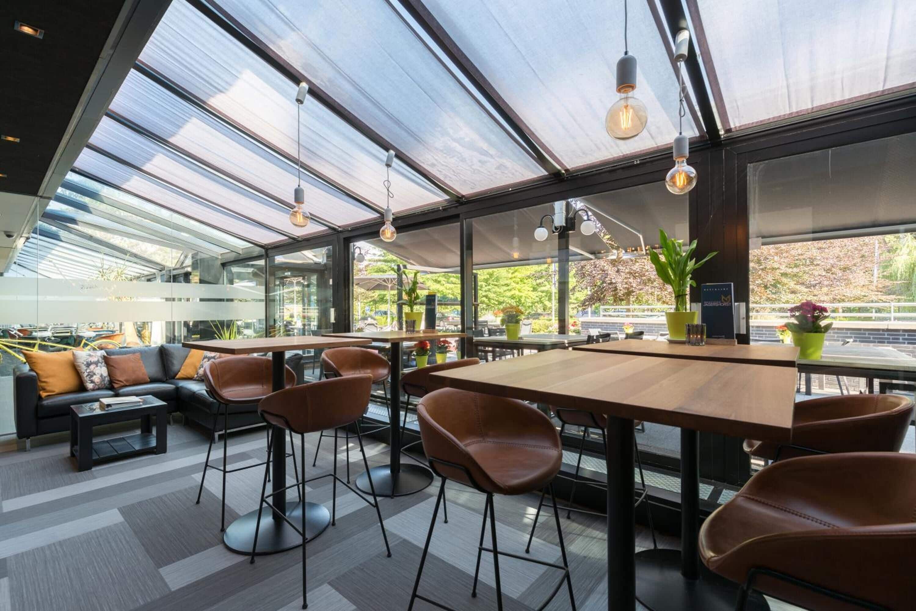 breakfast, lunch, dinner served; international cuisine