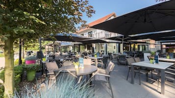 供應早餐、午餐和晚餐,國際料理