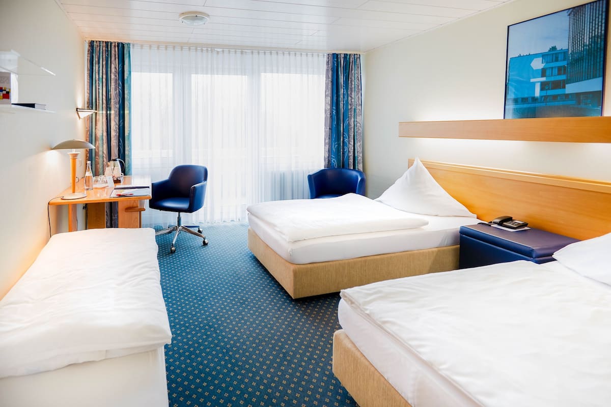 Triple Room | In-room safe, desk, iron/ironing board (on request)