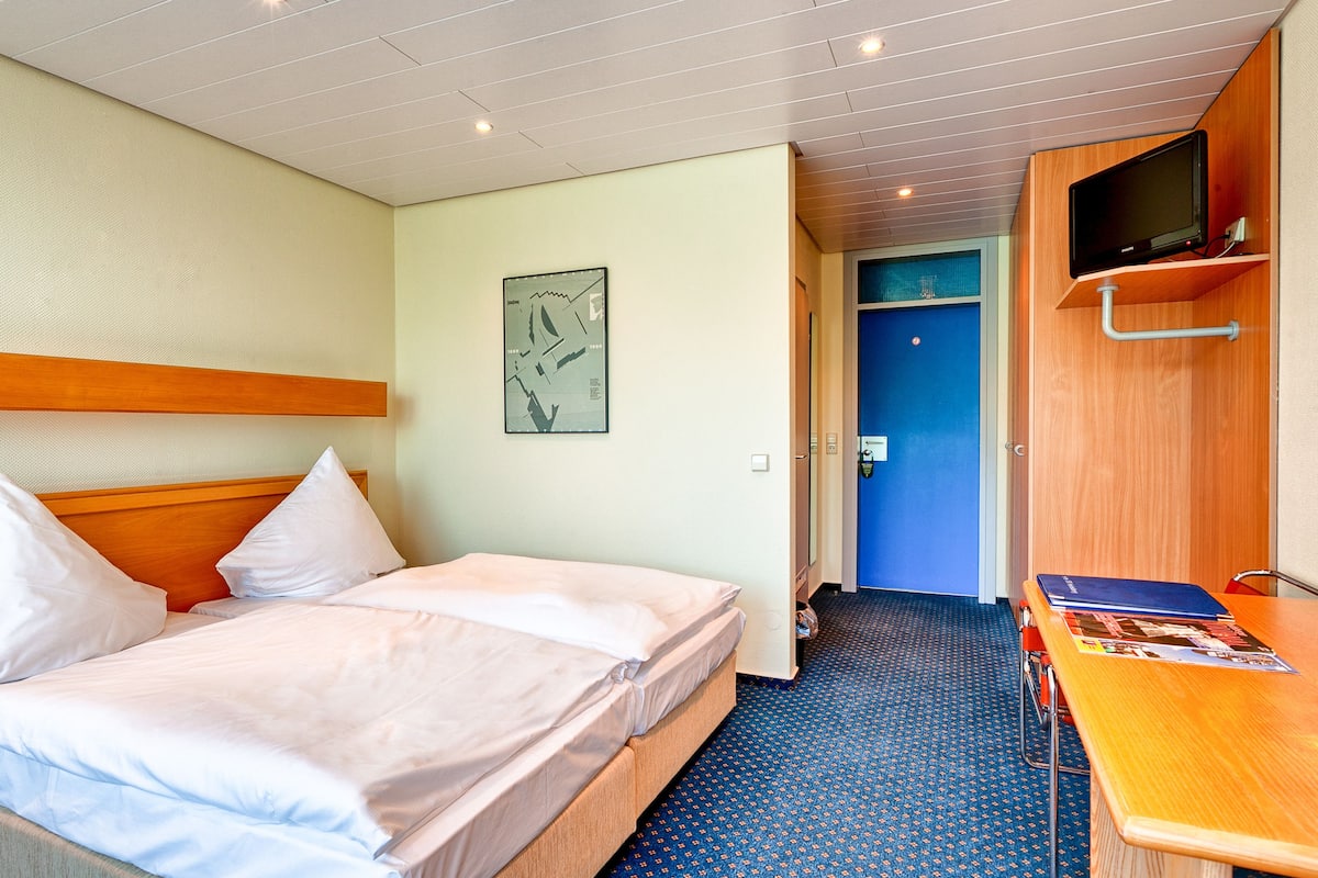 In-room safe, desk, iron/ironing board (on request)
