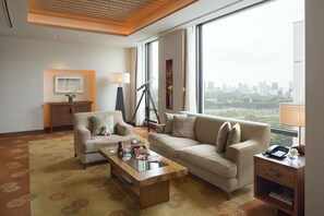 Suíte, 1 cama King (Marunouchi) | Área de estar | TV de tela plana 42 polegadas com canais via satélite, TV, DVD player