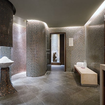 Couples treatment rooms, sauna, hot tub, body treatments, body scrubs