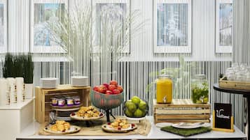 Petit déjeuner buffet (15 EUR par personne)