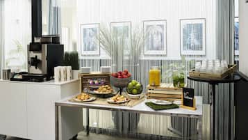 Petit déjeuner buffet (15 EUR par personne)