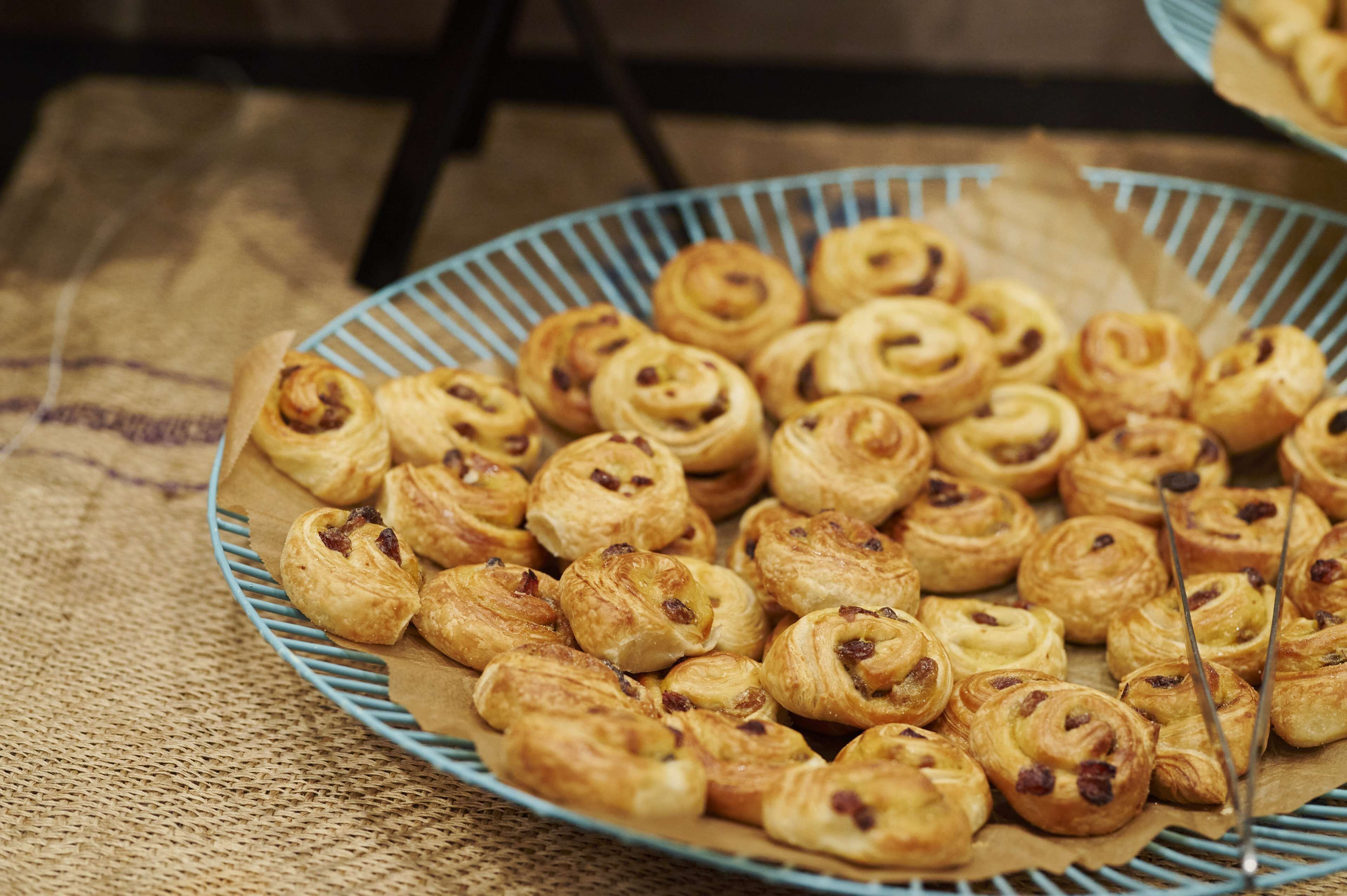 Une assiette de pâtisseries sur une table.