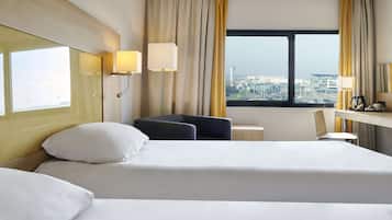 Ropa de cama de alta calidad y caja de seguridad en la habitación