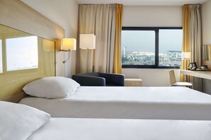 Ropa de cama de alta calidad y caja de seguridad en la habitación