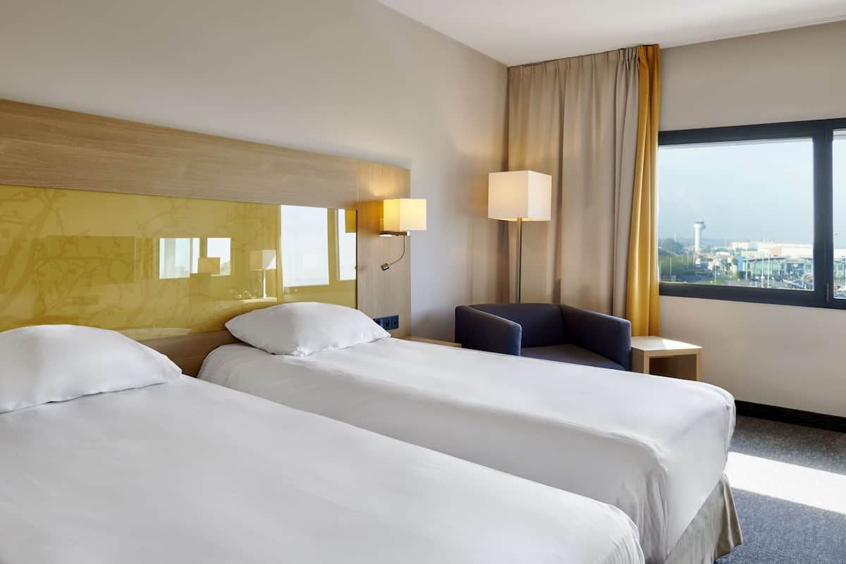 standard room (airport view) | premium bedding, in-room safe, desk, soundproofing