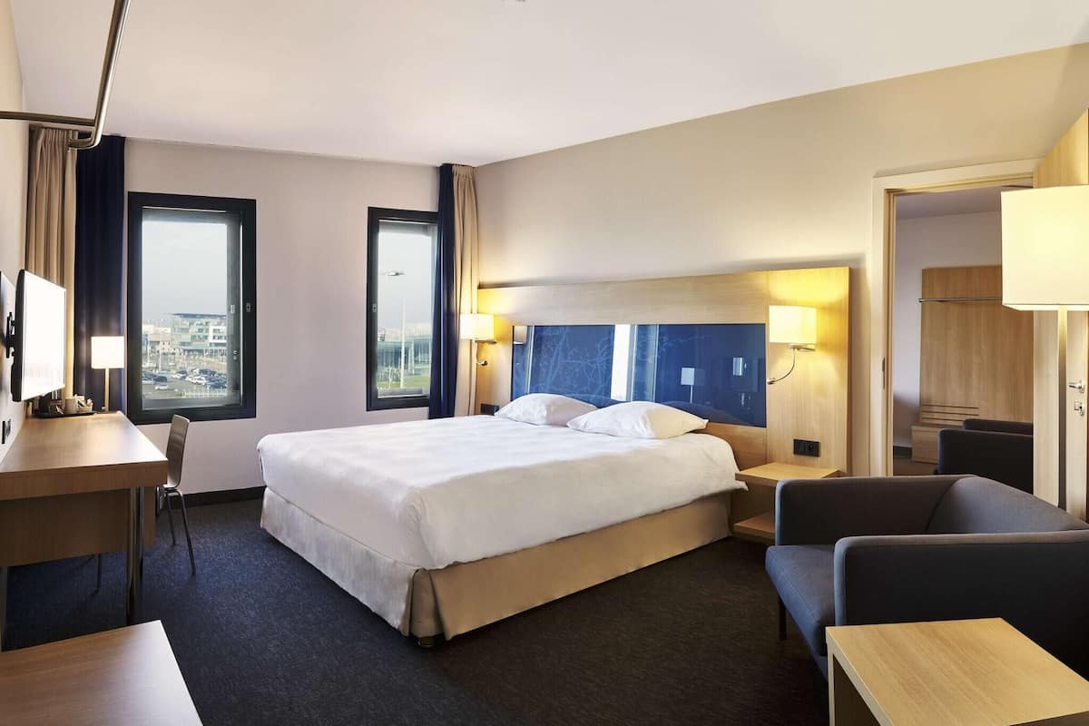 Premium bedding, in-room safe, desk, soundproofing