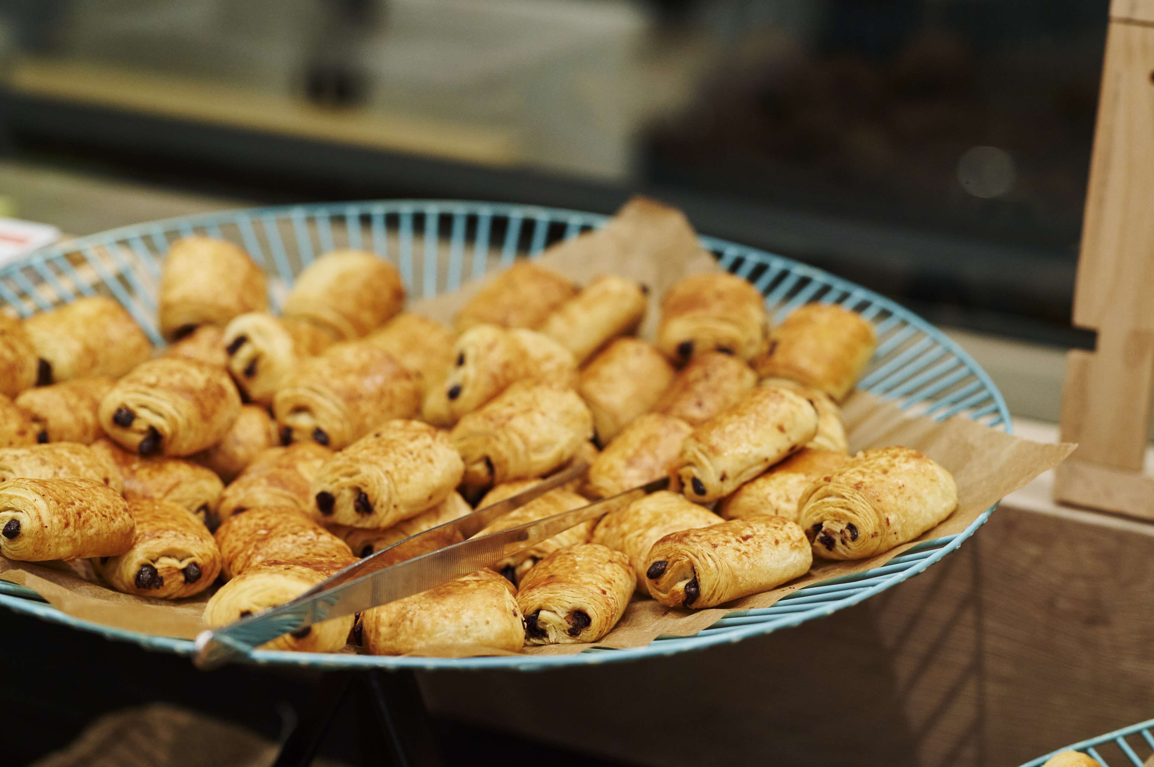 Una bandeja de croissants con chispas de chocolate.