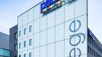 Un edificio moderno con un cartel grande que dice Park Inn by Radisson.
