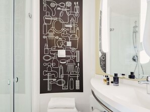 Premium bedding, desk, laptop workspace, blackout curtains - ibis Bordeaux Centre Bastide (Bordeaux)