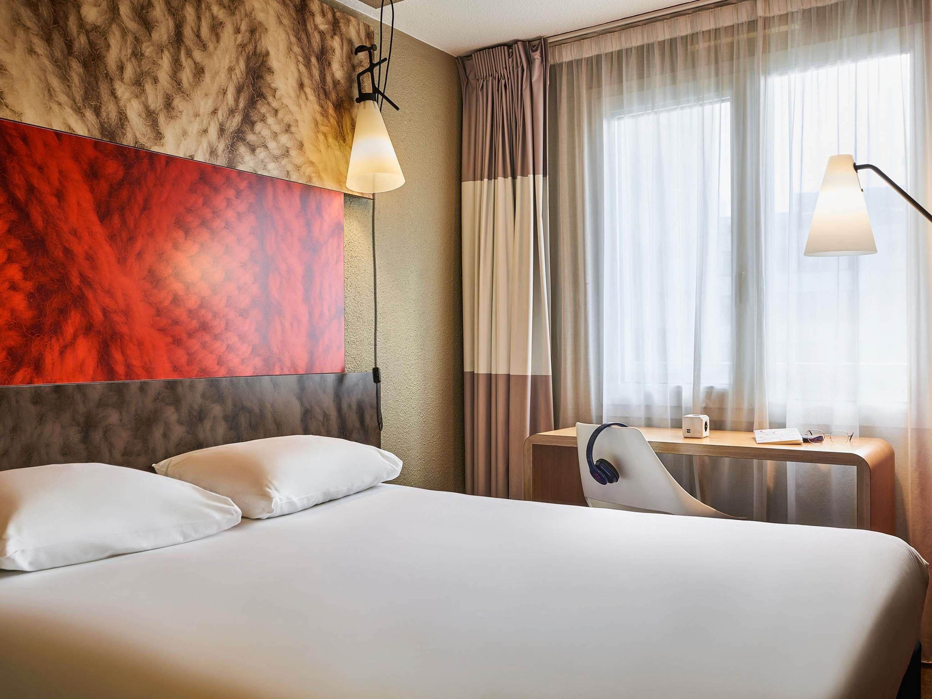 standard room, 1 double bed | premium bedding, desk, laptop workspace, blackout curtains