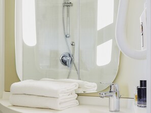 Ducha, artículos de tocador ecológicos, secador de pelo, toallas