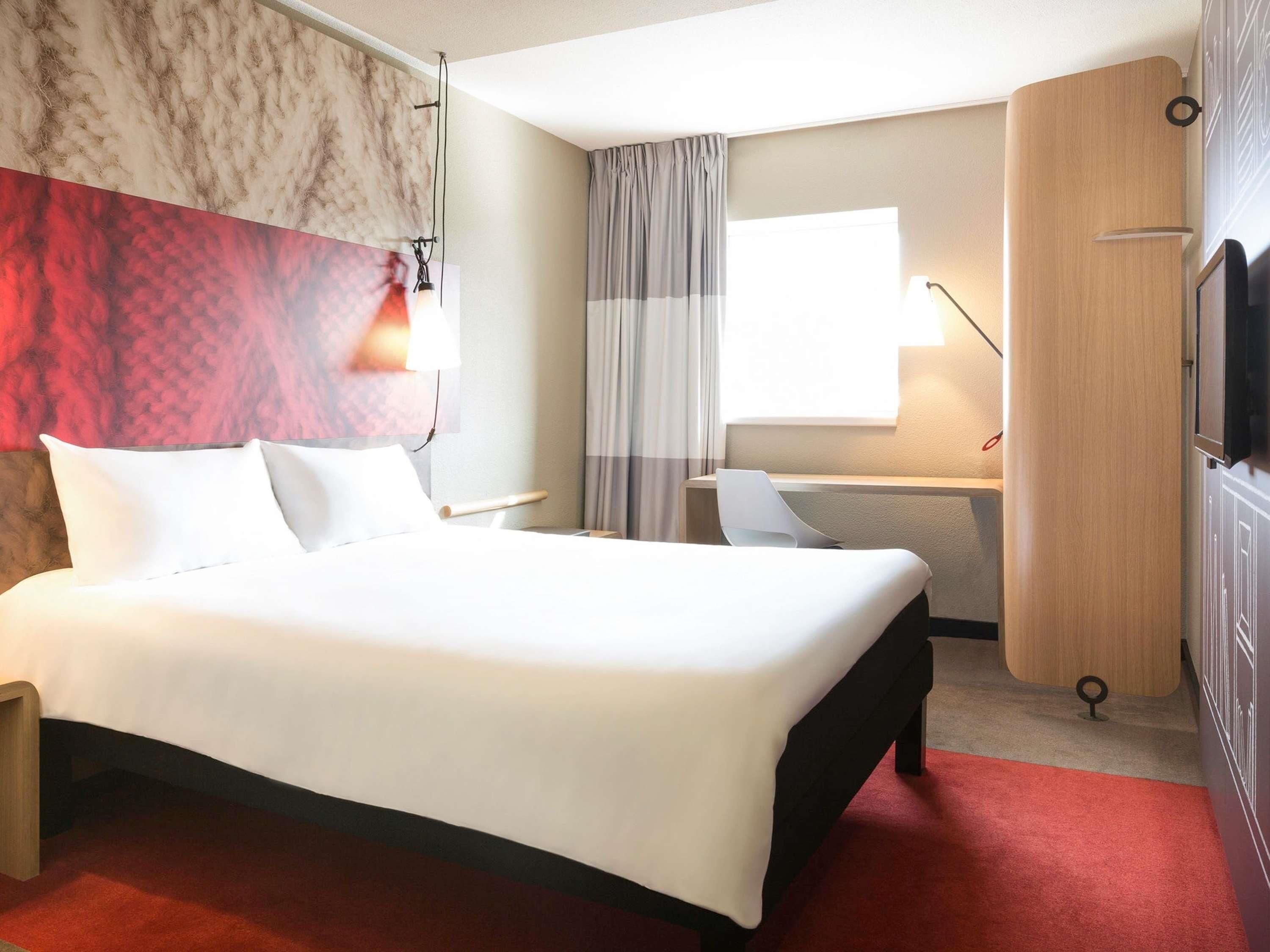 Comfort-Zimmer, 1 Queen-Bett | Hochwertige Bettwaren, Schreibtisch, laptopgeeigneter Arbeitsplatz