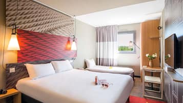 Standaard kamer, 1 tweepersoonsbed met slaapbank (1 place) | Luxe beddengoed, een bureau, een laptopwerkplek